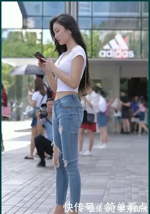 牛仔裤|减龄的牛仔裤,简单不失潮流严密耐穿,提升时尚美感