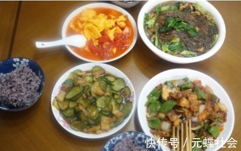 一家三口的午餐,4个菜,一碗米饭,满满的都是幸福幸福的味道!