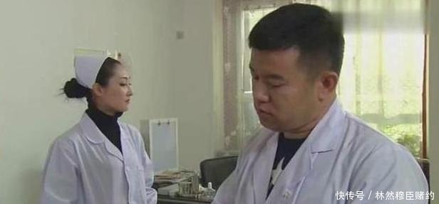 孩子|刚出生宝宝身上有“黑刺”,宝妈细心全拔掉,医生斥责太无知