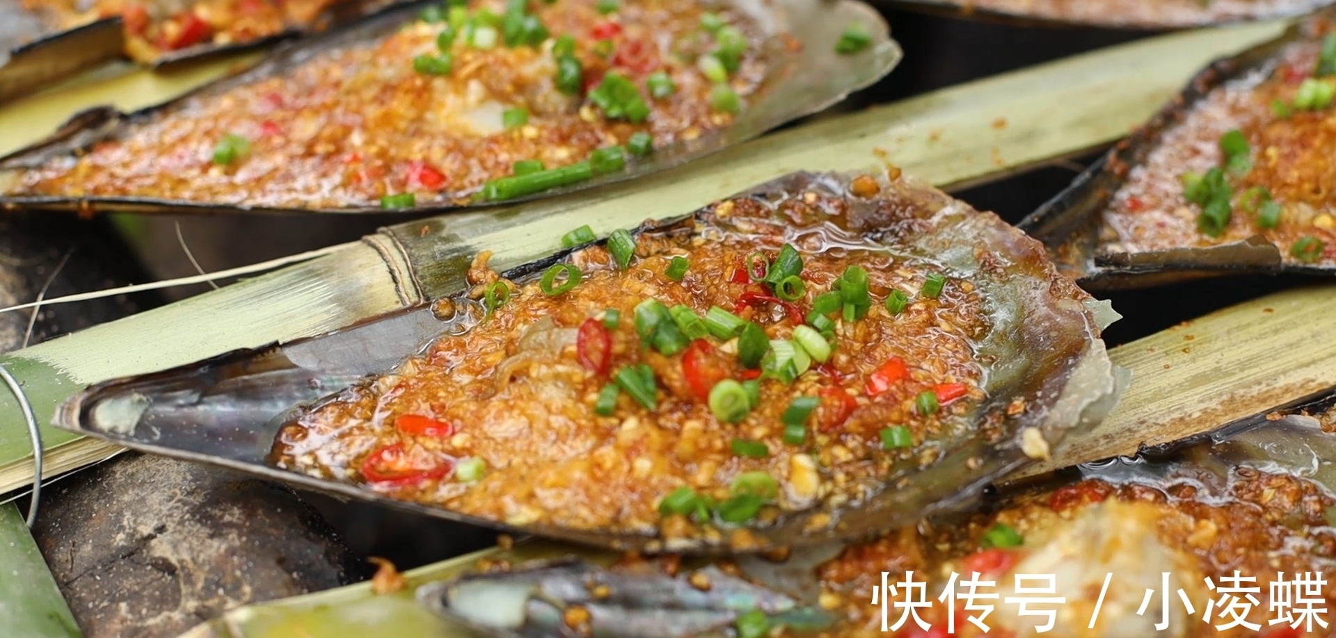 带子|新鲜的带子加入秘制的蒜蓉辣酱,烤得流出汁来,太香了!