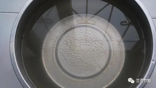 君子兰怎么养：君子兰夏天怎么浇水，早晚各一次注意盆内不宜有积水