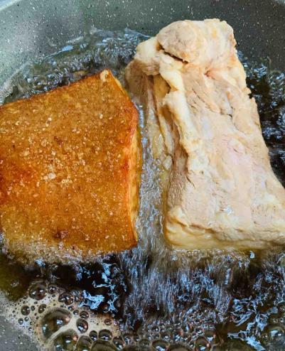 炸扣肉,别直接下锅油炸!大厨教你4点,金黄软糯,好吃不油腻