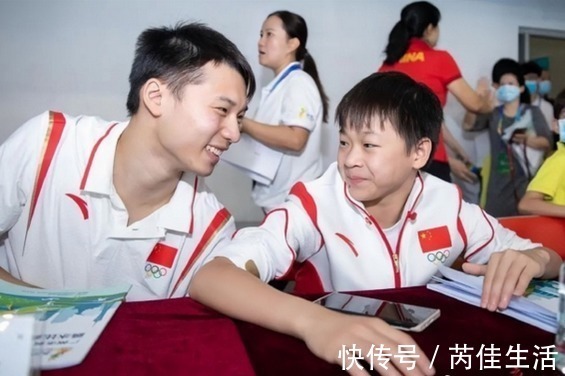 陈艾森|全红婵的魅力有多大?红姐回母校看望恩师,师弟师妹们簇拥合影