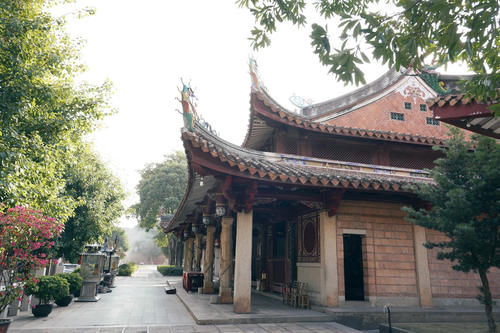 福建有个千年寺庙，藏在泉州闹市区却很安静，还可看到国宝级古塔