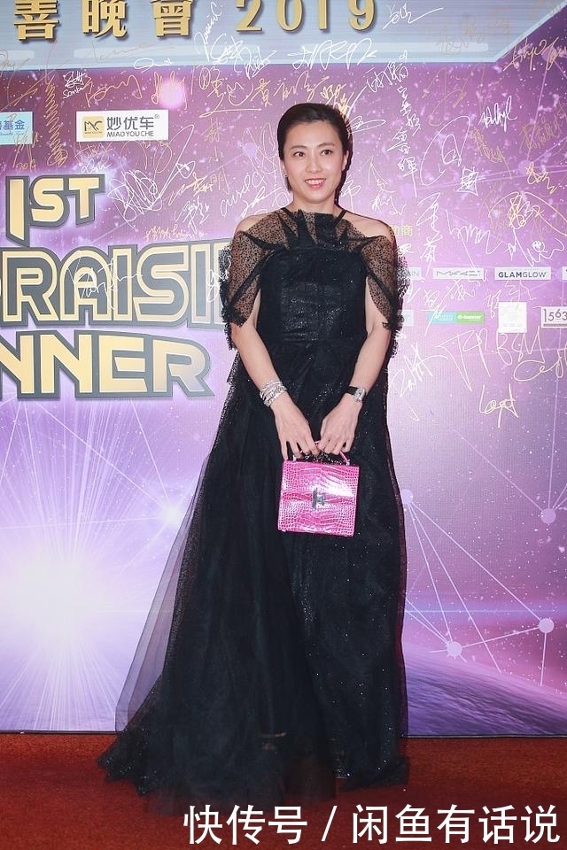 大背头|甘比黑纱裙配大背头亮相,一身行头越来越有阔太范,气质还没跟上