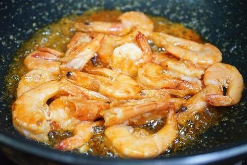 超下饭的椒盐虾，口感鲜美，做法简单，全家人都喜欢吃