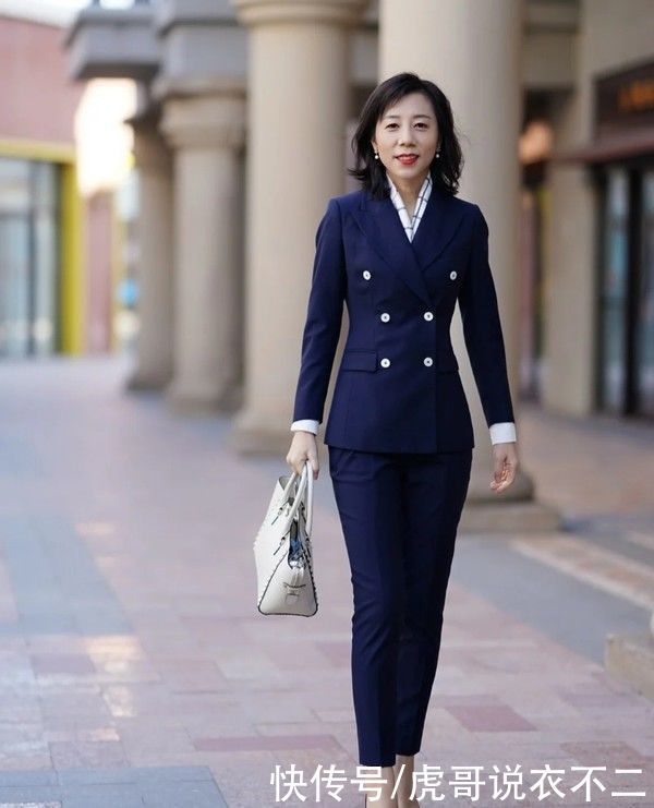 40岁女人可以美得很高级，学会这4种单品，时尚其实很简单