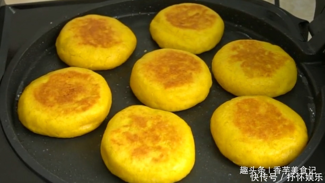 香甜|发面南瓜饼的做法，暄软香甜，当早餐很不错，比面包还好吃