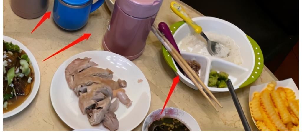 黄磊|黄晓明晒豪华晚餐,8盘菜中baby最爱红烧肉,儿子餐具显眼