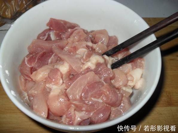 佐料|炒猪肉时,一定不要直接下油锅!炒前多加“这1步”,又香又嫩