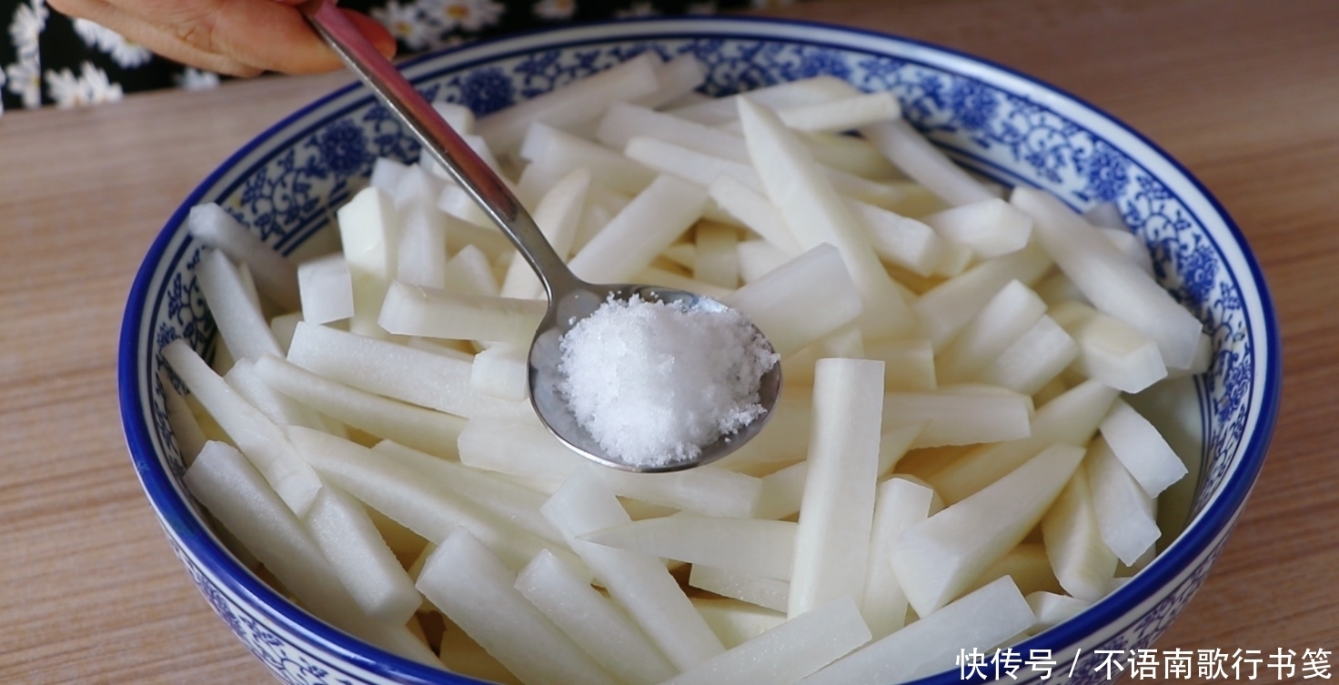 泡菜|过节必备开胃小菜:泡菜萝卜条,爽口解油腻,简单一泡当天就能吃