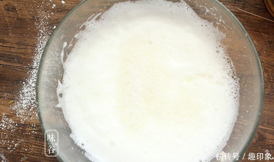 教你在家做蛋糕,掌握好小窍门,不塌陷不回缩,比烤的还要好吃