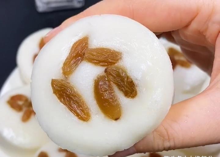 不用牛奶不用蛋，冬天喜欢吃的小点心，香甜可口，自己做挺简单