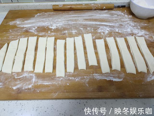 泡打粉|原来炸油条这么简单，掌握好“2111”配方比例，根根蓬松酥脆