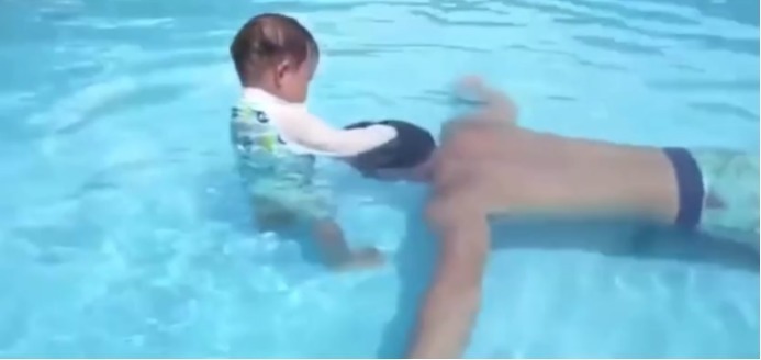 小孩|爸爸假装倒在水中,小宝宝果断下水去救他,看到这画面眼圈红了