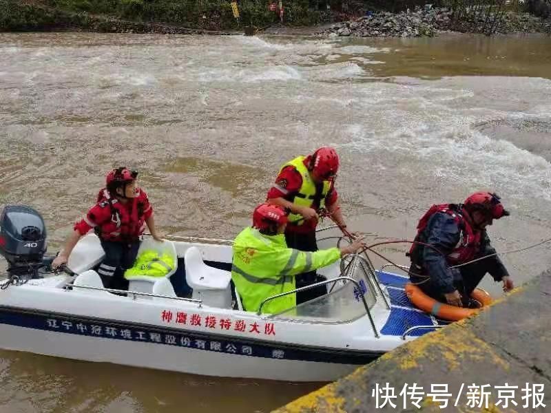 王强|河南两干部驾车送群众就医途中落水，将群众推出后失联超40小时，知情人：连车带人一块被冲走