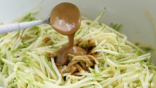 这瓜可以生吃,切成丝,拌一拌就能上桌,味道清新爽口又开胃