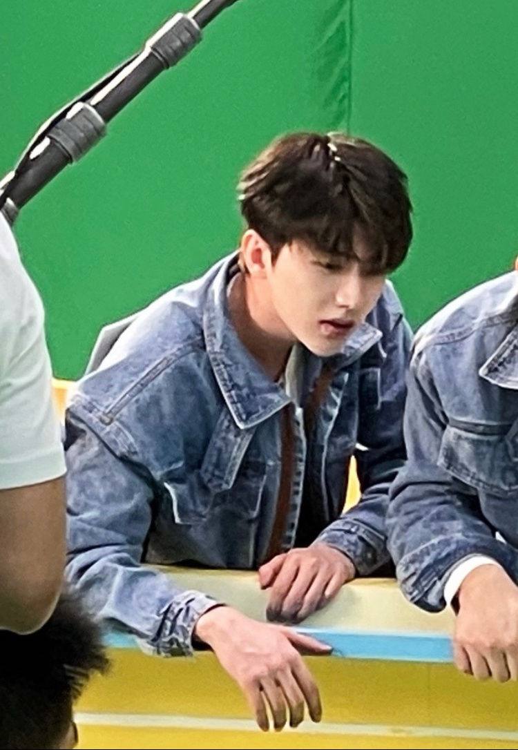 210330 蔡徐坤《奔跑吧》宣传片拍摄路透分享 拿着望远镜的小小航海员