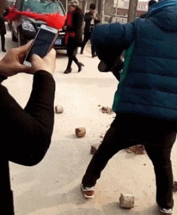 |搞笑GIF段子：你这样伤害我,你可要为我的下半生负责啊！