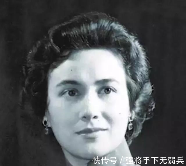 黎婉华,1924年出生于出身于葡萄牙显赫家族,葡萄牙人,赌王何鸿燊原配