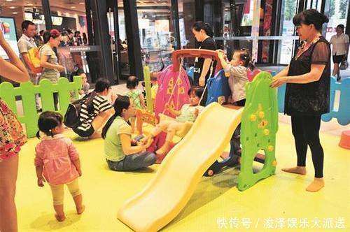 善意|2岁半孩子公交上拉臭臭遭指责,奶奶的做法,让周围人称赞