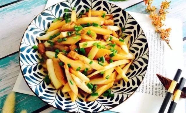 污水沟|污水沟里扒拉出来直接生吃，这是什么奇怪的美食？