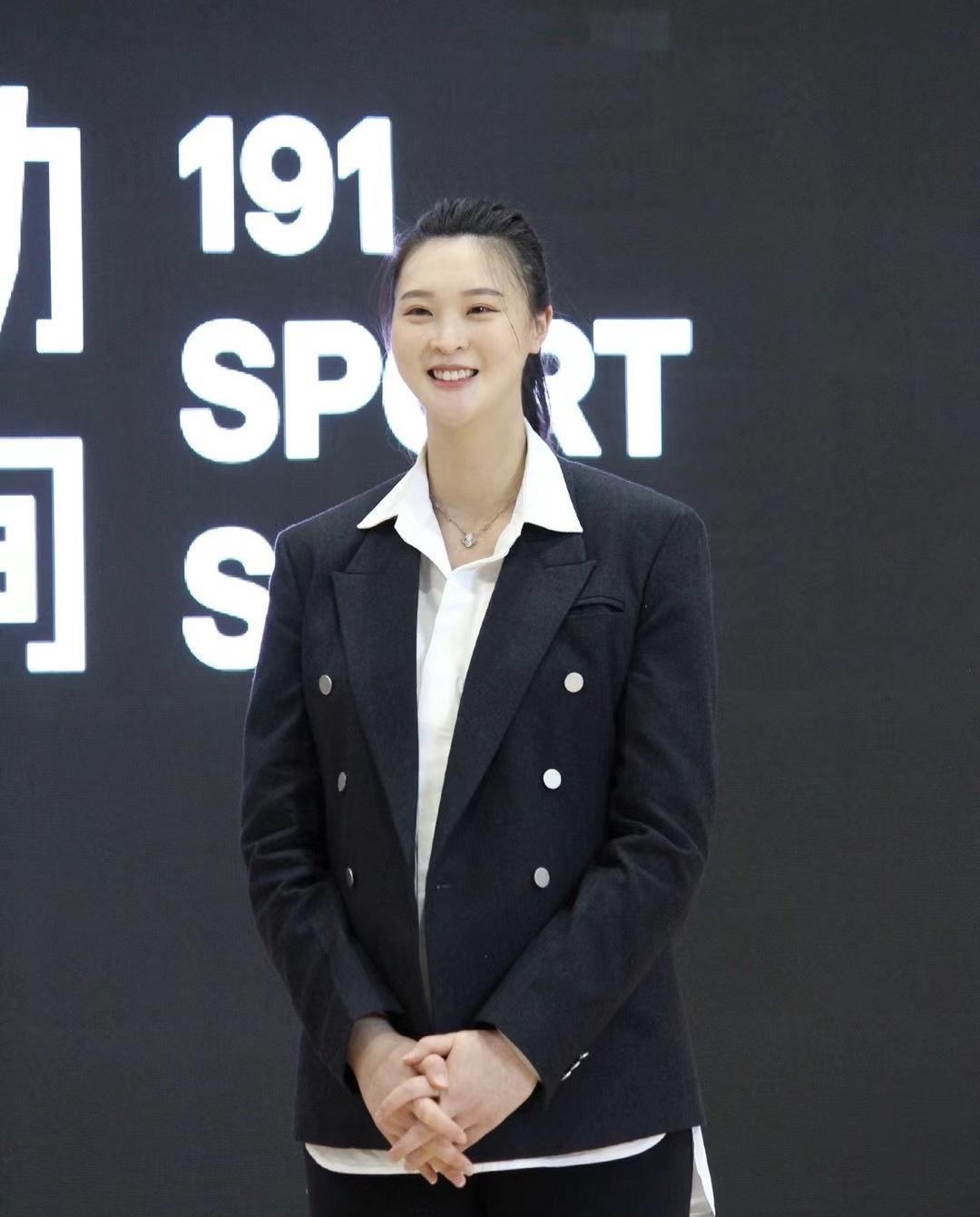 礼服裙|30岁惠若琪的身材被低估了,穿一袭小黑裙亮相凹凸有致,高级优雅