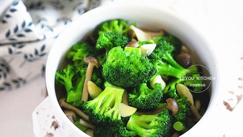 没怎么调味，却很鲜美的一道菜，热量不高，常吃大肚腩越来越小