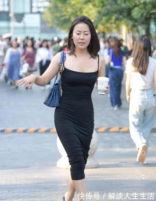 chloe 精致穿搭的瑜伽裤充满奢华复古气息，带来完美的格调感，引人注目！