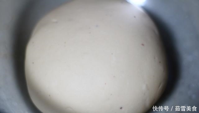 一碗面粉,一碗豆沙,做少油少糖的发面饼,老人孩子放心吃