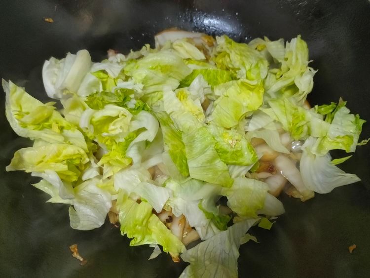 炒白菜帮，多加1样蔬菜一起炒，酸香可口，下饭好吃