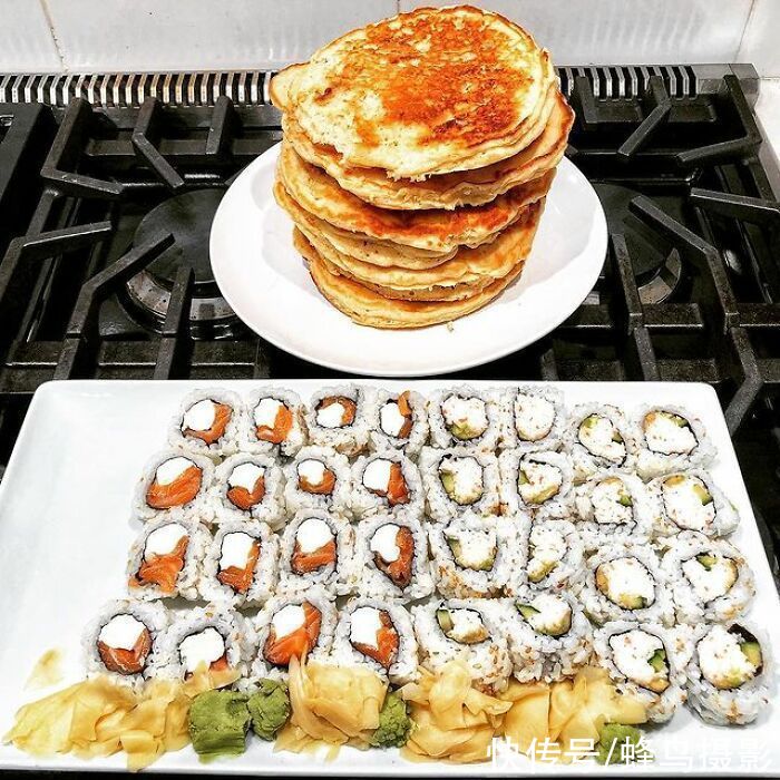 28个巨石强森的菜单，满满一桌子太能吃，还边吃边看电影太享受