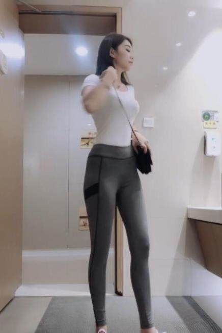 搭配|瑜伽裤搭配上衣，穿出了少女的青春气息！性感十足！！！