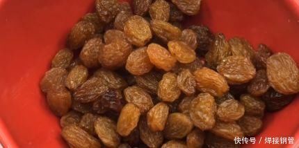 灰尘|葡萄干直接吃有多脏用用这个小妙招,灰尘虫卵都跑掉