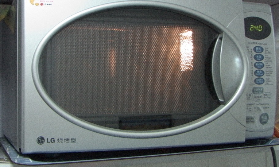 在城里养花，盆栽旧土不丢，这么一处理，比刚买的新土都好使