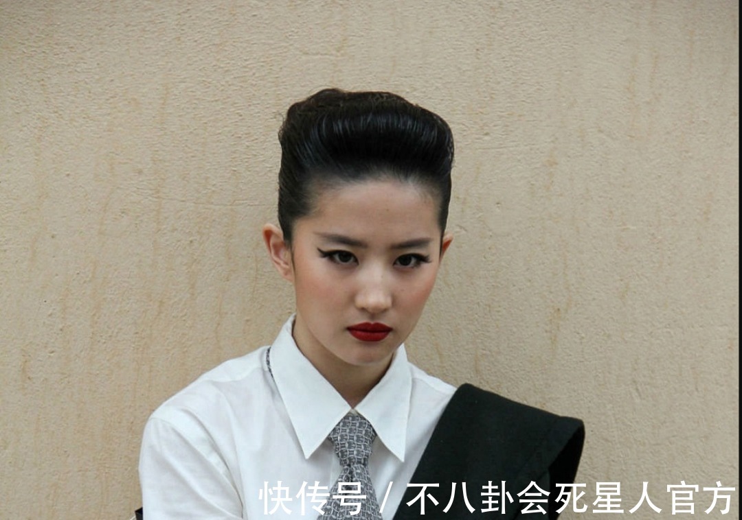 皮肤|斑点皱纹、妆浓浮粉、含胸驼背,看完女星生图,再也不容貌焦虑了