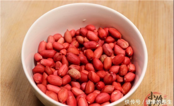 花生|剥花生米别手抠了,只需一张纸巾,2分钟就剥一大碗,又快不伤手