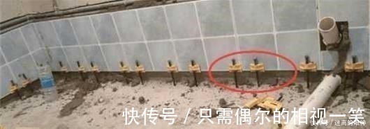 瓷砖|工人如果在墙砖下放这个东西,你连验收都不用,直接结算工钱!