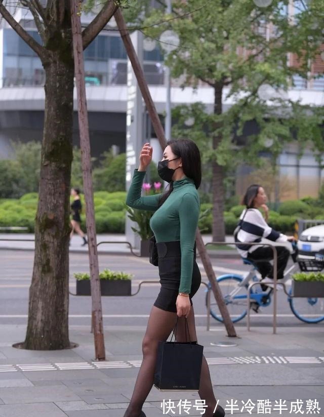 美女 别疏忽了“塞裤腰”,虽然很土但有效,这样穿显瘦又高级优雅!