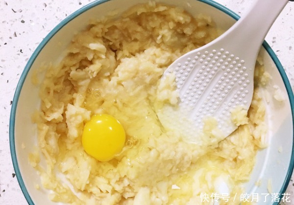 山药加入苹果,做好吃的小饼,一口一个,比蛋糕健康多了