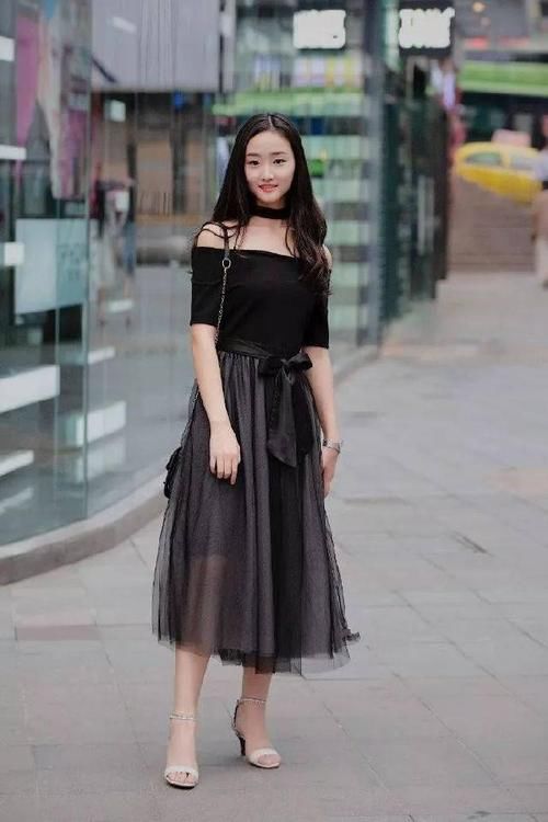 美女脚上一双裸色的高防水台高跟鞋，让她看上去更加的有时尚韵味