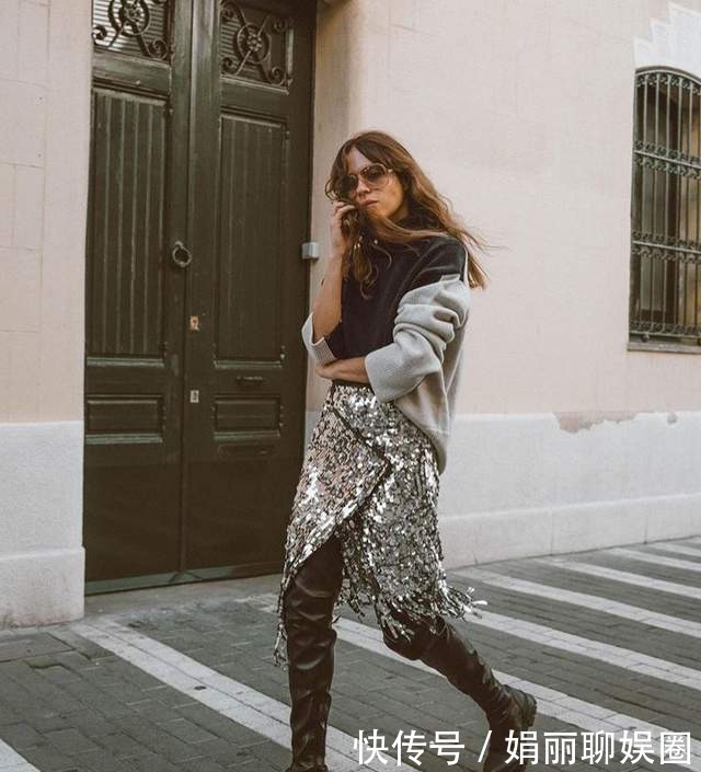 青春|卫衣下面别再配牛仔裤,今冬流行这样穿,青春洋气不说,还时尚