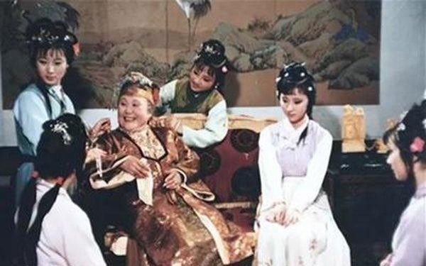 邢岫烟$红楼梦中高级的“炫富”,黛玉和贾母是代表,宝钗和王熙凤是例外