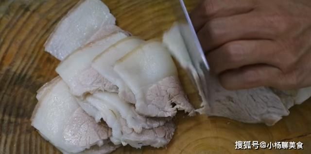 五花肉|蒜苗回锅肉家常做法，香气扑鼻，美味下饭