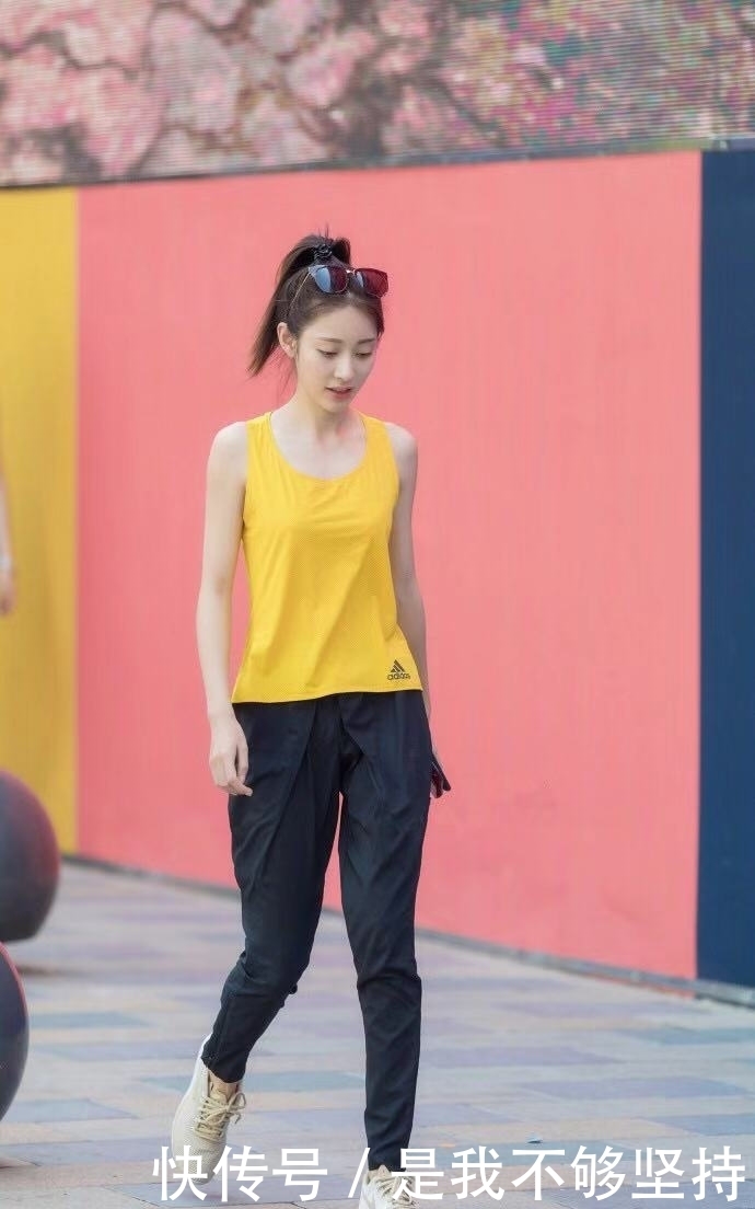 成熟|街拍:成熟大方知性的大姐姐,凹凸曼妙,青春活力很活泼!