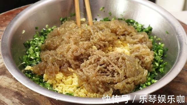 食用油|这个素锅贴我家一周吃三次，口感鲜香又酥脆，调好面糊才是关键