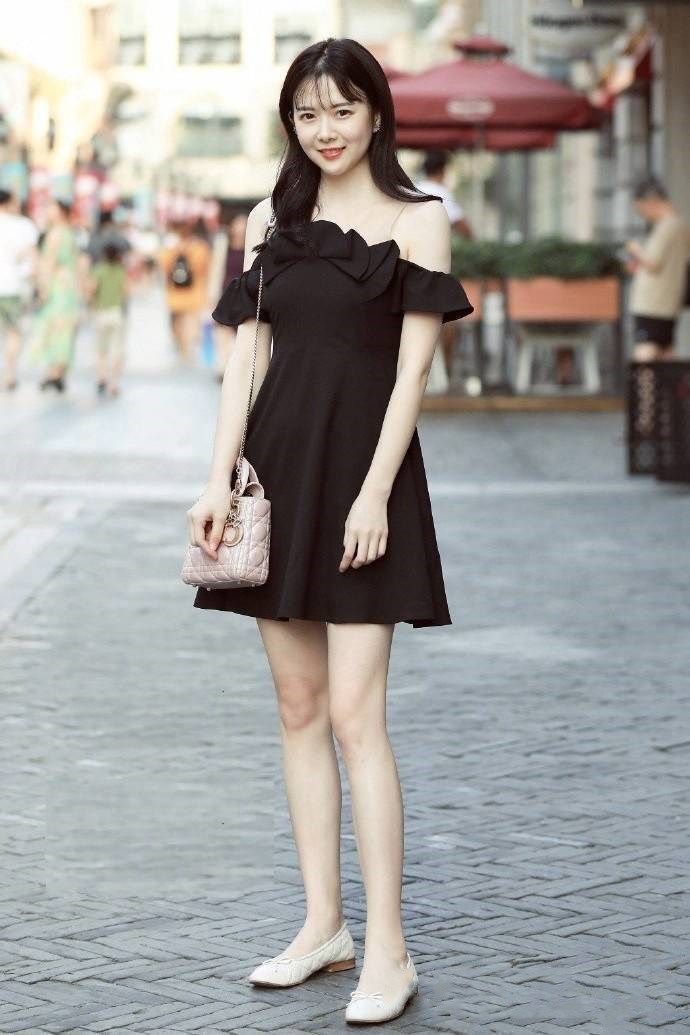 搭配 小姐姐简约身搭配，给人一种很清爽的感觉，纤细美腿让人羡慕