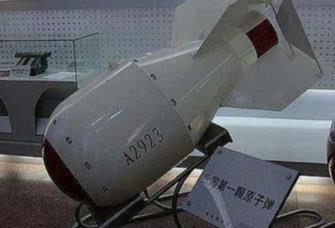 他是英国毒王，死后尸体不能火化，只好装进半米厚铅棺深埋