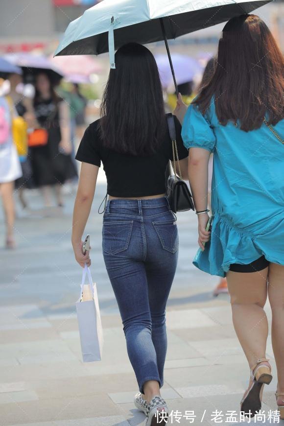 牛仔裤|街拍：白皙的女生都偏爱黑色穿搭，搭配牛仔裤，显身材又显成熟气质