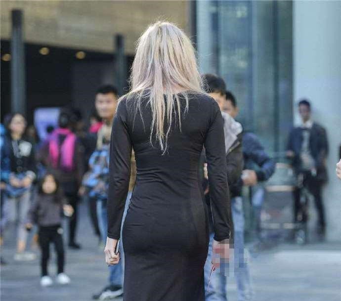 街拍这位乌克兰美女,肯定是很多人喜欢的类型!